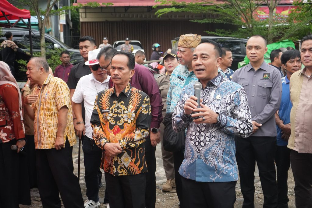 Bupati Sintang, Gregorius Herkulanus Bala mendampingi Wakil Gubernur Kalbar, Krisantus dalam Operasi Pasar di Halaman Pasar Raya Sintang, Jumat, 11 April 2025.