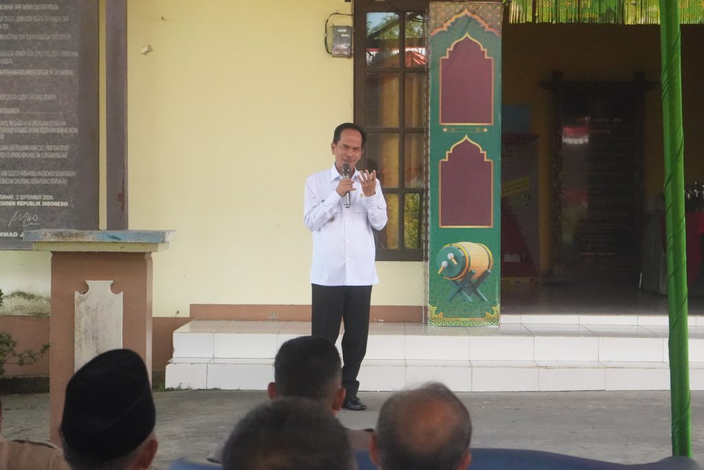 Bupati Sintang, Gregorius Herkulanus Bala berpidato di acara “Halalbihalal Badan Kesatuan Bangsa dan Politik dan Forum Kerukunan Umat Beragama” pada Rabu, 16 April 2025 di Kantor Kesbangpol Kabupaten Sintang.