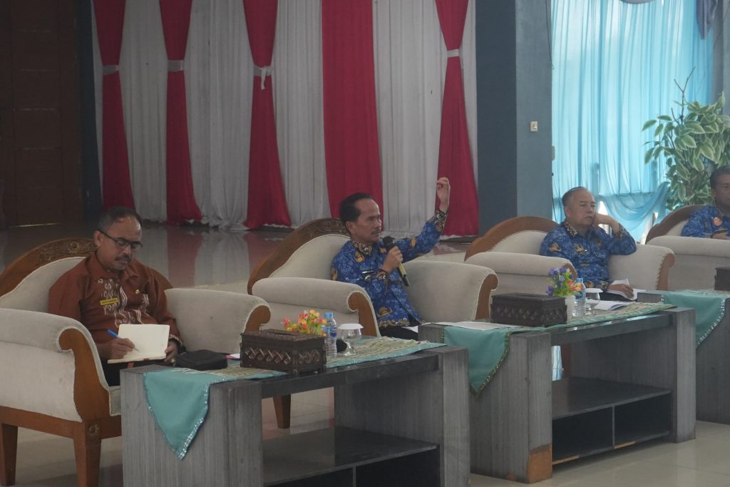 Bupati Sintang, Gregorius Herkulanus Bala menghadiri rapat koordinasi dan evaluasi awal progres pembangunan perkebunan di Kabupaten Sintang, pada Kamis, 17 April 2025