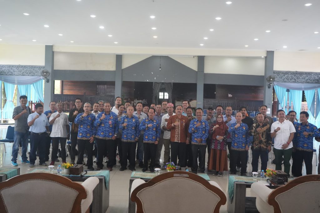 Bupati Sintang, Gregorius Herkulanus Bala memimpin rapat koordinasi dan evaluasi awal progres pembangunan perkebunan di Kabupaten Sintang, pada Kamis, 17 April 2025.