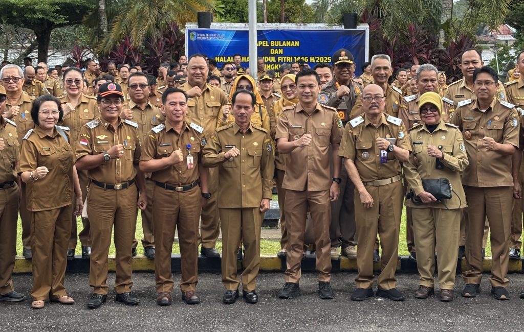 Bupati Sintang, Gregorius Herkulanus Bala dan Wakil Bupati Sintang, Florensius Ronny beserta jajaran Pemda usai menggelar apel bulanan Senin, 14 April 2025 di halaman Kantor Bupati Sintang.
