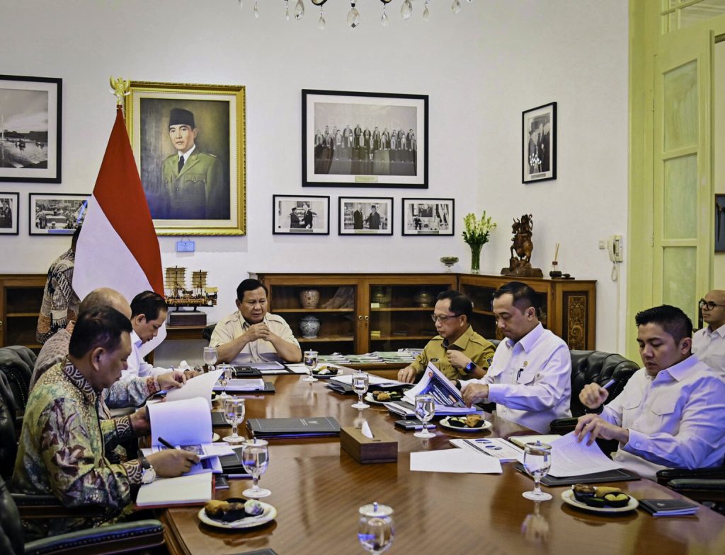 Presiden Prabowo Subianto memimpin rapat terbatas bersama sejumlah Menteri Kabinet Merah Putih di Istana Merdeka, Jakarta, pada Selasa, 10 Juni 2025. (Foto: BPMI Setpres)