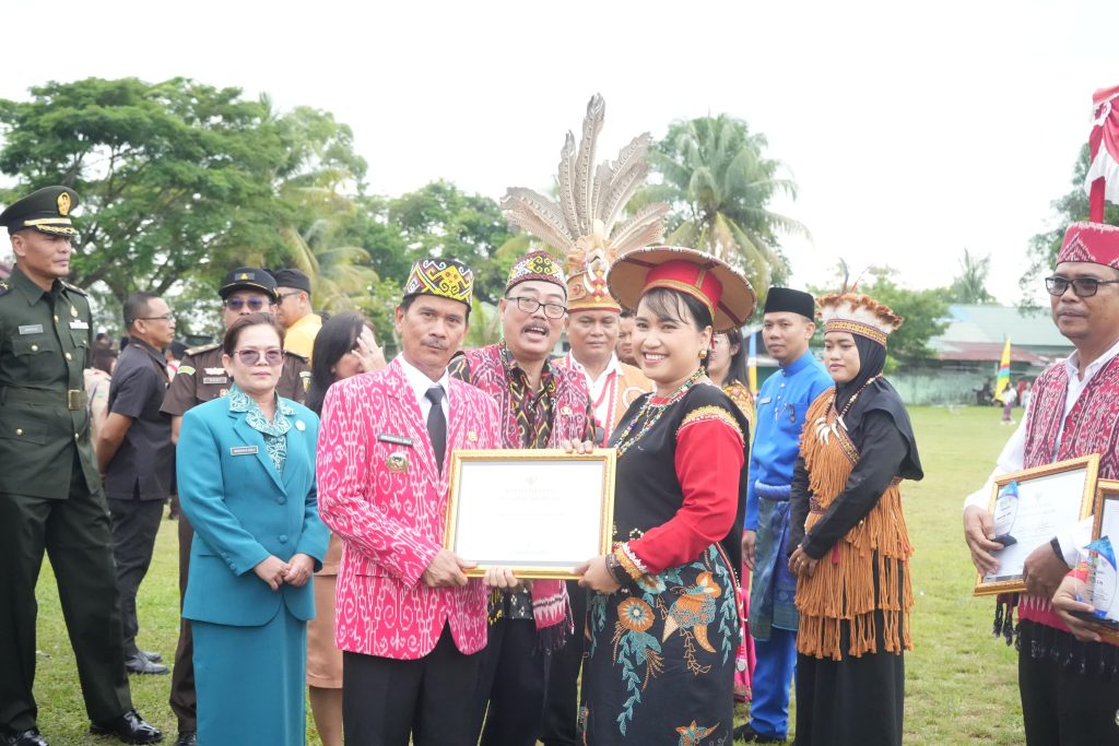 Bupati Sintang, Gregorius Herkulanus Bala mengikuti upacara memperingati Hari Pendidikan Nasional.