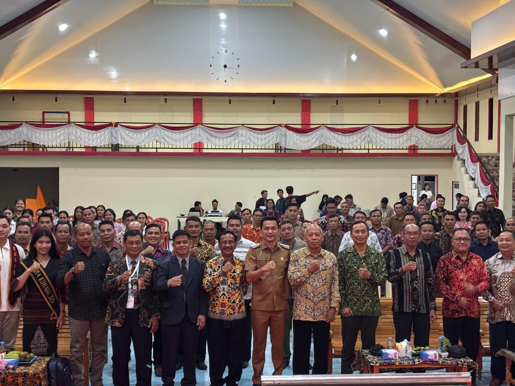 Wakil Bupati Sintang, Florensius Ronny membuka Rapat Kerja Wilayah (Rakerwil) VI GKII Wilayah II Kalimantan Barat di Gereja GPSK Sintang.