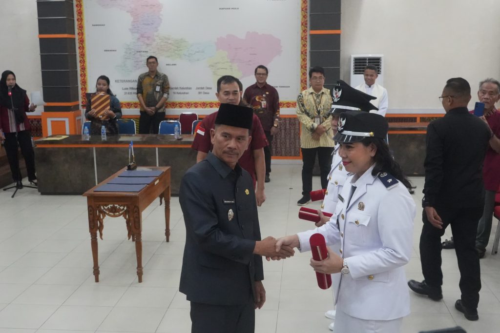 Bupati Sintang, Gregorius Herkulanus Bala melantik tiga Kepala Desa hasil pemilihan antar waktu.