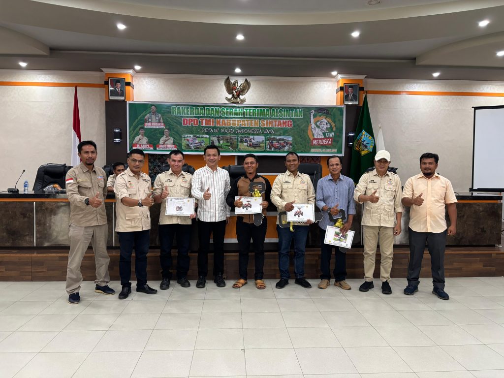 Wakil Bupati Sintang dalam acara “Rakerda dan Serah Terima Alsintan DPD TMI Kabupaten Sintang” pada 15 Juni 2025.