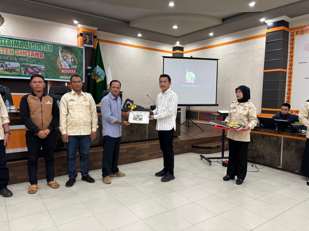 Wakil Bupati Sintang, Florensius Ronny menyerahkan alat dan mesin pertanian kepada kelompok tani pada Minggu, 15 Juni 2025.