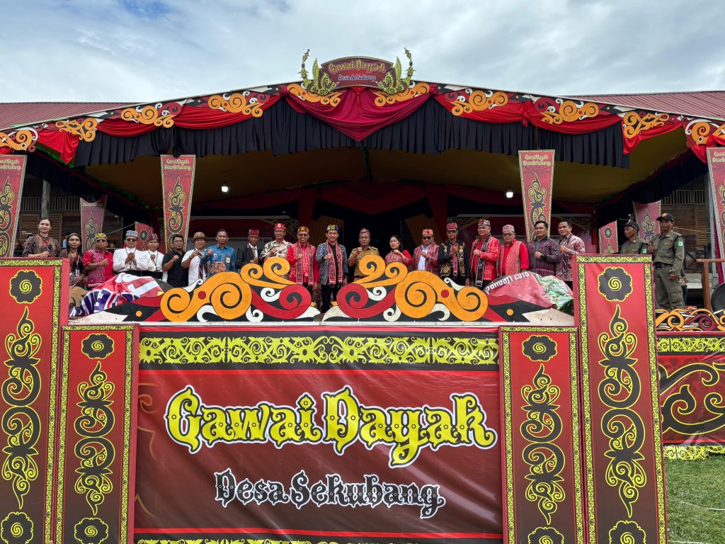 Wakil Bupati Sintang, Florensius Ronny, membuka Gawai Dayak di Desa Sekubang, Selasa, 17 Juni 2025.