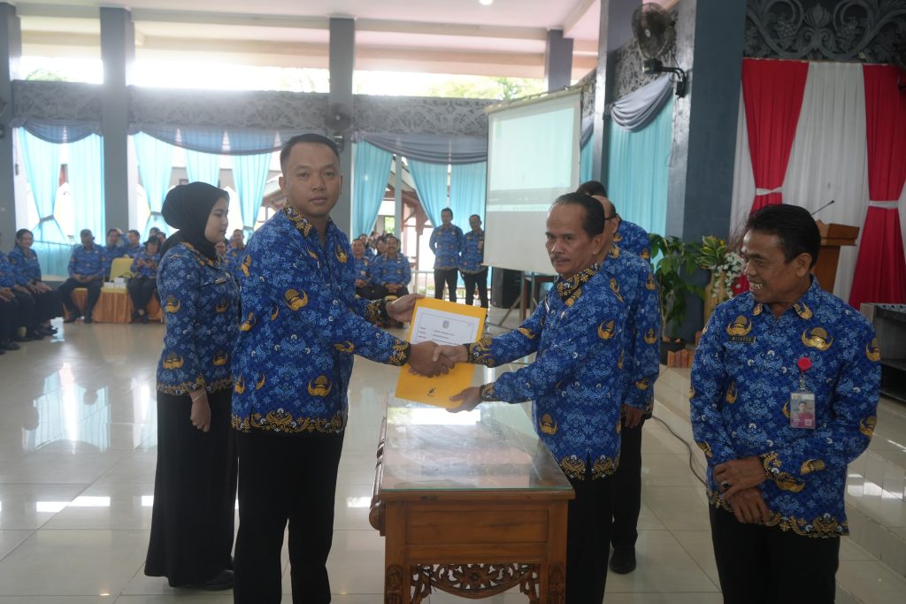 Bupati Sintang, Gregorius Herkulanus Bala, menyampaikan arahan penting kepada ratusan PPPK pada Selasa, 17 Juni 2025.