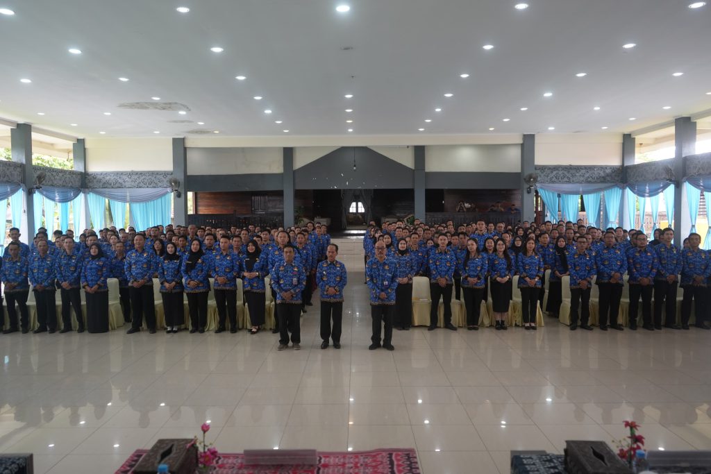 Bupati Sintang, Gregorius Herkulanus Bala melantik PPPK pada 17 Juni 2025.