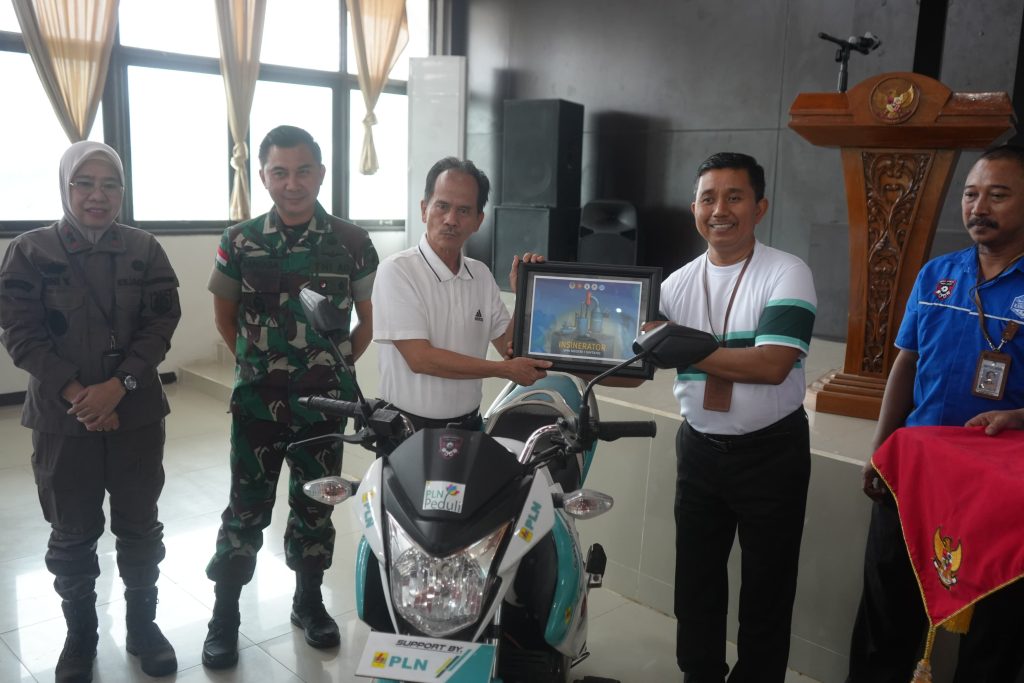 Bupati Sintang, Gregorius Herkulanus Bala menghadiri acara puncak peringatan Hari Lingkungan Hidup Sedunia Tahun 2025 di SMK N 1 Sintang pada 16 Juni 2025. Acara ini bertepatan dengan Launching Incenerator Bebas Polusi dan motor listrik di SMKN 1 Sintang dan diakhiri penanaman pohon sebagai simbol melestarikan lingkungan.