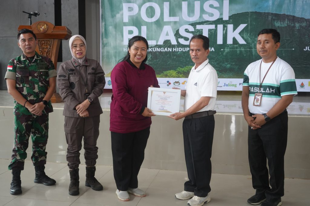 Bupati Sintang, Gregorius Herkulanus Bala menghadiri acara Hari Lingkungan Hidup Sedunia Tahun 2025 pada tanggal 16 Juni 2025.