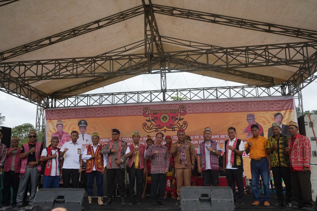 Wakil Gubernur Kalimantan Barat, Kristanus Kurniawan dan Bupati Sintang, Gregorius Herkulanus Bala hadir di Gawai Dayak Desa Nobal pada 26 Juni 2025.