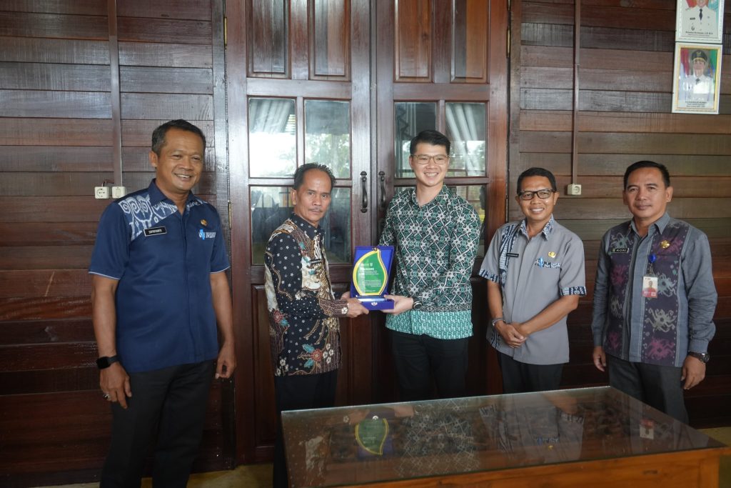 Bupati Sintang, Gregorius Herkulanus Bala, melakukan penandatanganan MoU dengan Yayasan Alam Sehat Lestari (ASRI) pada 26 Juni 2025.
