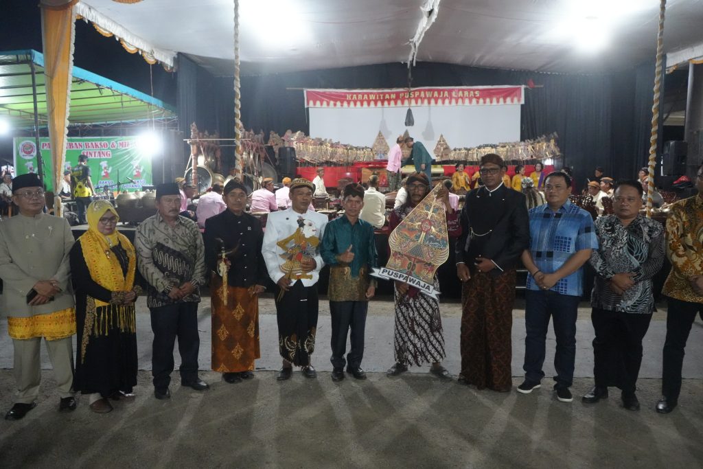 Bupati Sintang, Gregorius Herkulanus Bala berpidato di acara Grebeg Suro Puspawaja tahun 2025 pada Sabtu, 5 Juli 2025.