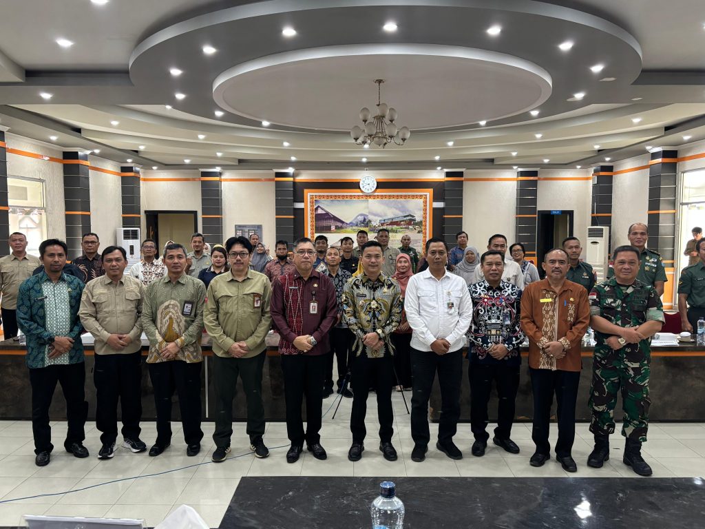 Wakil Bupati Sintang, Florensius Ronny pada Rapat Koordinasi Percepatan Luas Tambah Tanam (LTT) Tahun 2025, Kamis 10 Juli 2025, di Balai Praja Kantor Bupati.