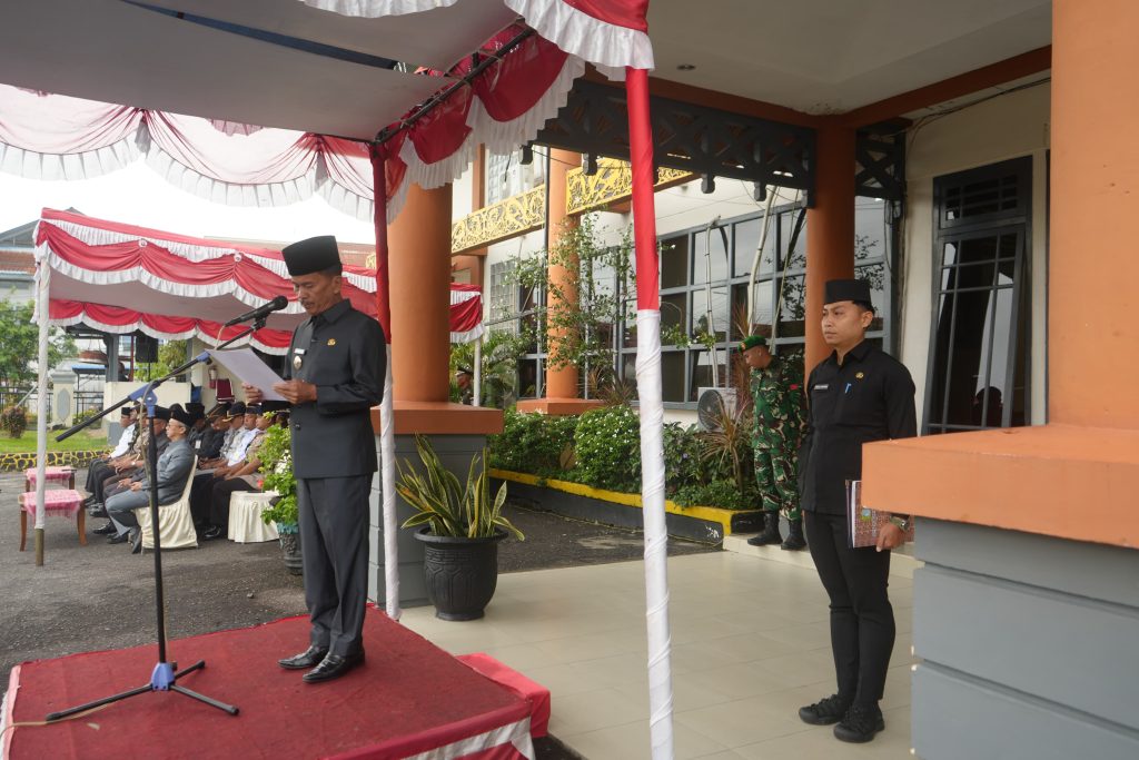 Bupati Sintang, Gregorius Herkulanus Bala, memimpin upacara Hari Berkabung Daerah Provinsi Kalimantan Barat, pada 28 Juni 2025.