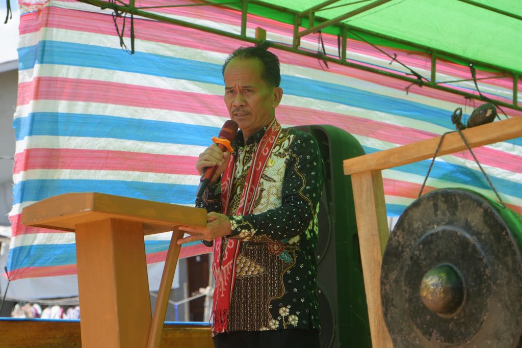 Bupati Sintang, Gregorius Herkulanus Bala berpidato di pembukaan gawai dayak di Desa Jerora Satu pada 25 Juni 2025.
