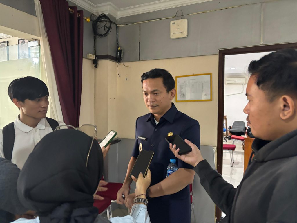 Wakil Bupati Sintang, Florensius Ronny saat ditanya awak media setelah Rapat Paripurna di Kantor DPRD Kabupaten Sintang pada Rabu, 2 Juli 2025.