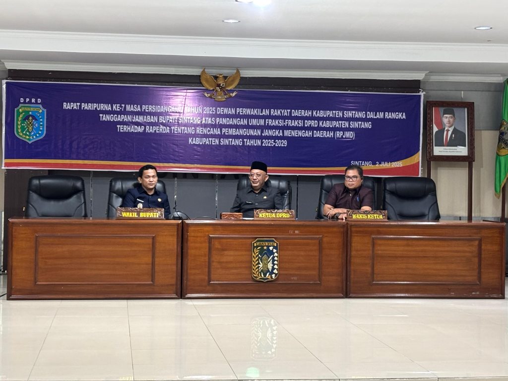 Wakil Bupati Sintang, Florensius Ronny didampingi oleh Ketua DPRD Sintang, Indra Subekti dan Wakil Ketua DPRD Sintang, Sandan dalam agenda paripurna, Selasa, 1 Juli 2025. 