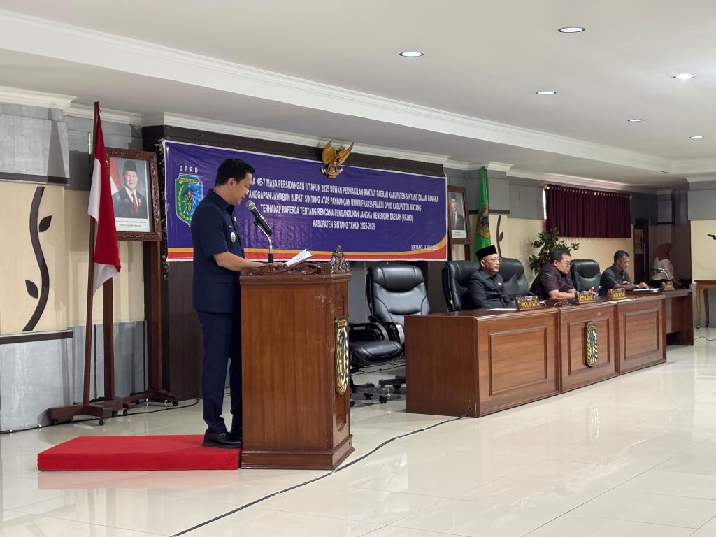 Wakil Bupati Sintang, Florensius Ronny mewakili Bupati Sintang, Gregorius Herkulanus Bala, dalam menanggapi Pandangan Umum Fraksi-fraksi Dewan Perwakilan Rakyat Daerah (DPRD) terhadap Rancangan Rencana Pembangunan Jangka Menengah Daerah (RPJMD) 2025-2029 pada Rabu, 2 Juli 2025.