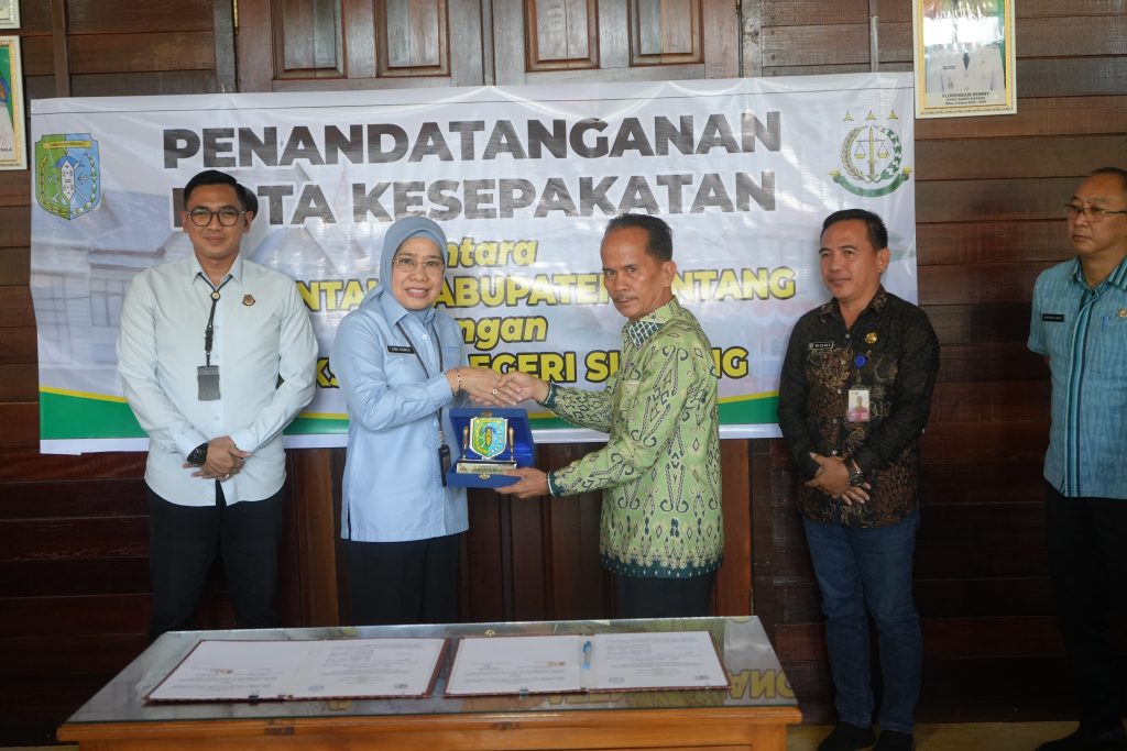 Bupati Sintang, Gregorius Herkulanus Bala dan Kepala Kejaksaan Negeri Sintang, Erni Yusnita menandatangani nota kesepakatan pada Kamis, 3 Juli 2025 di Pendopo Bupati.