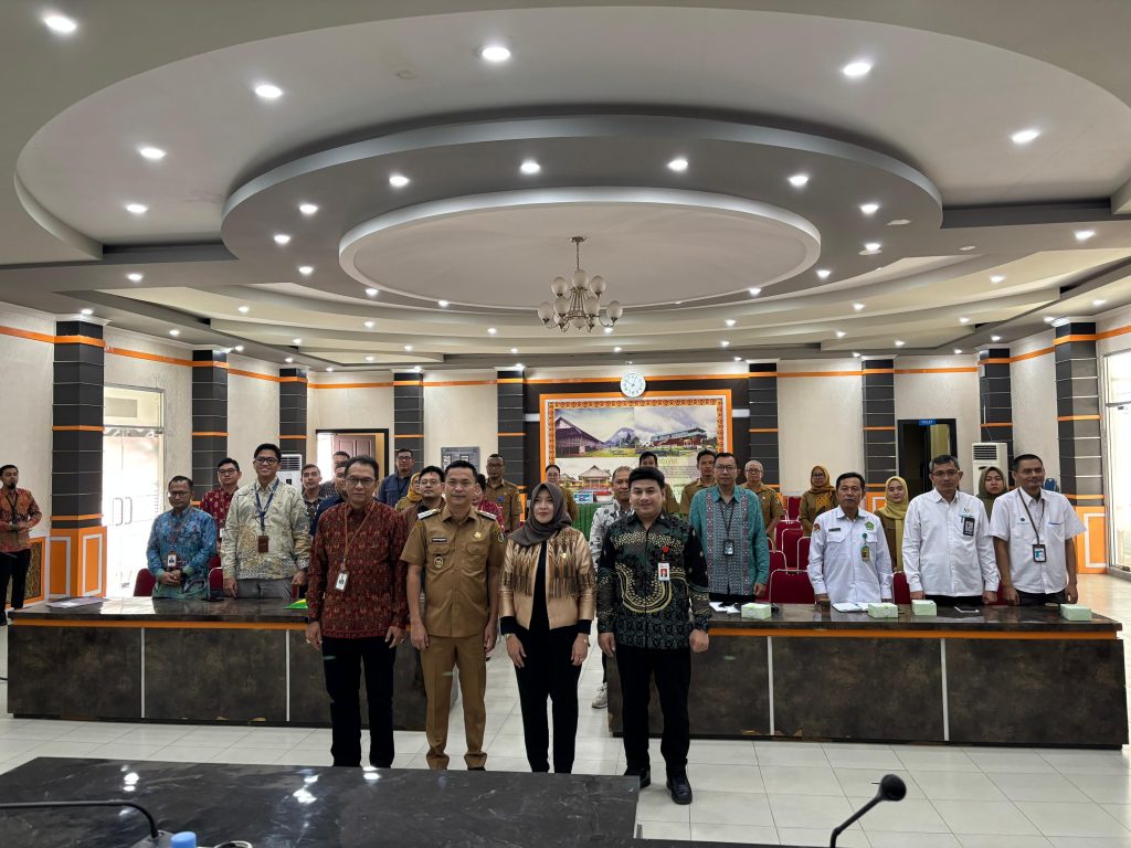 Wakil Bupati Sintang, Florensius Ronny dan Kepala OJK Kalimantan Barat, Rochma Hidayanti dalam rapat Pleno Tim Percepatan Akses Keuangan Daerah (TPAKD) pada hari Selasa, 8 Juli 2025 di Balai Praja Kantor Bupati Sintang.