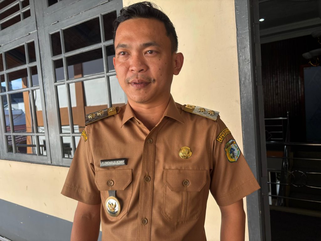 Wakil Bupati Sintang, Florensius Ronny menanggapi pertanyaan media di Balai Praja Bupati pada Selasa, 8 Juli 2025.