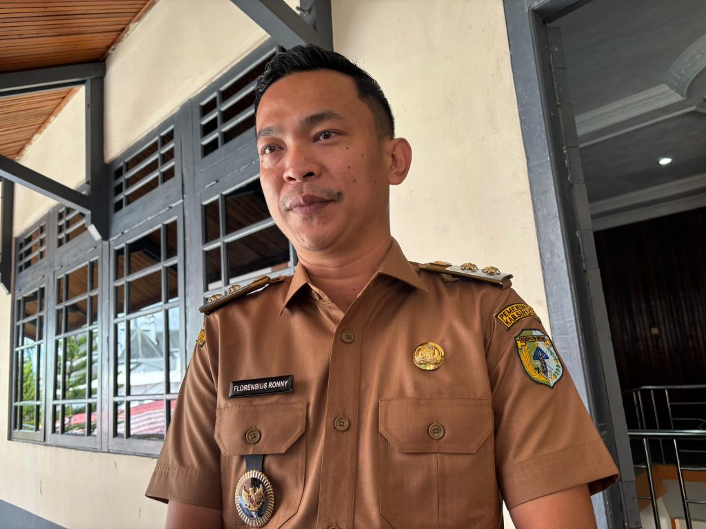 Wakil Bupati Sintang, Florensius Ronny memberitakan keterangan kepada media di Balai Praja Bupati pada Selasa, 8 Juli 2025.