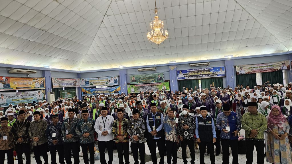 Bupati Sintang, Gregorius Herkulanus Bala menyambut kedatangan jemaah haji di Bandara Hang Nadim, Batam, pada Selasa siang, 8 Juli 2025.