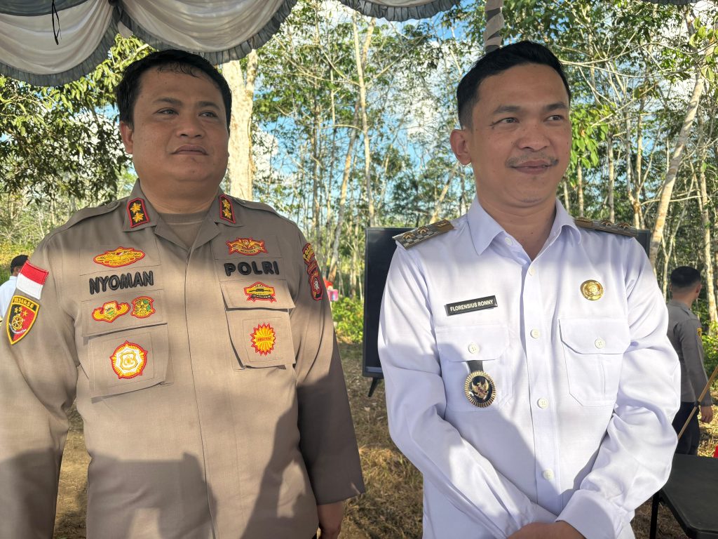 Wakil Bupati Sintang, Florensius Ronny bersama Kapolres Sintang, AKBP I Nyoman Budi Artawan dalam Program Penanaman Jagung Serentak Kuartal III di Desa Gurung Kempadik, Kecamatan Tebelian, Kabupaten Sintang, pada Rabu, 9 Juli 2025.