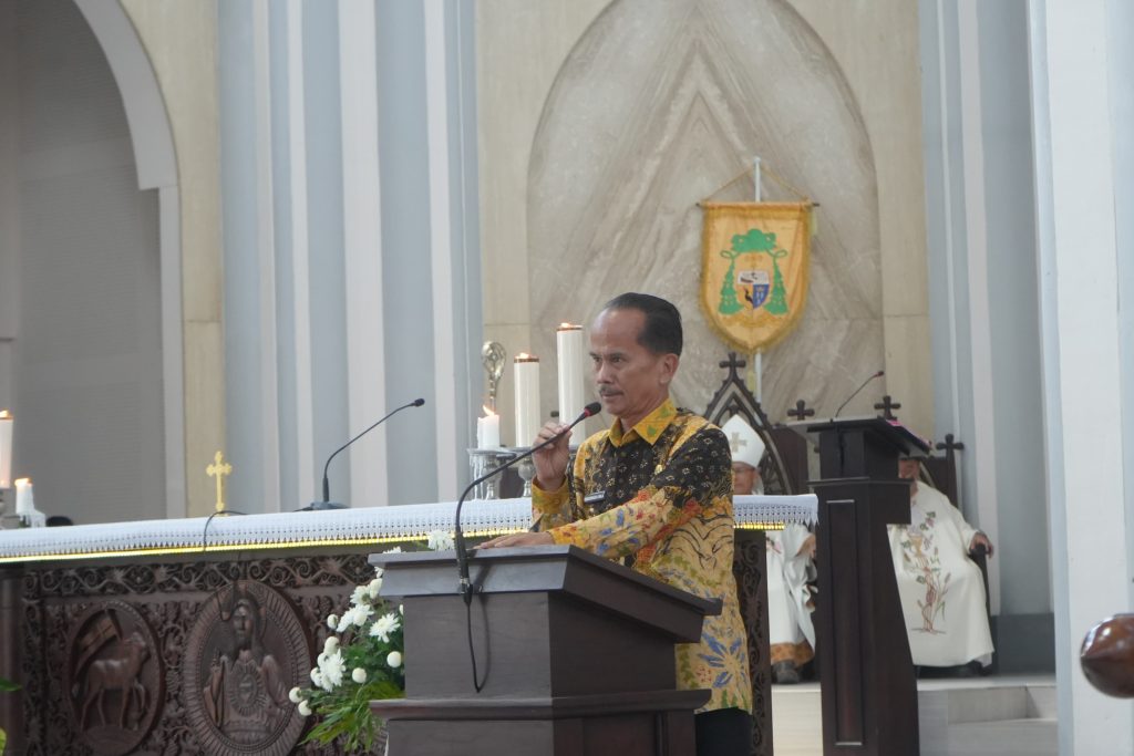 Bupati Sintang, Gregorius Herkulanus Bala mengikuti misa khusus bagi Aparatur Sipil Negara (ASN) dan tenaga non-ASN di Gereja Katedral Kristus Raja Sintang pada Jumat siang, 11 Juli 2025.