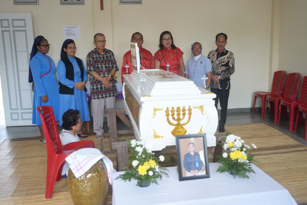 Bupati Sintang, Gregorius Herkulanus Bala melayat Pastor Petrus Juli, Kepala Sekolah SMA Panca Setya Sintang, yang meninggal dunia pada Sabtu, 12 Juli 2025. 