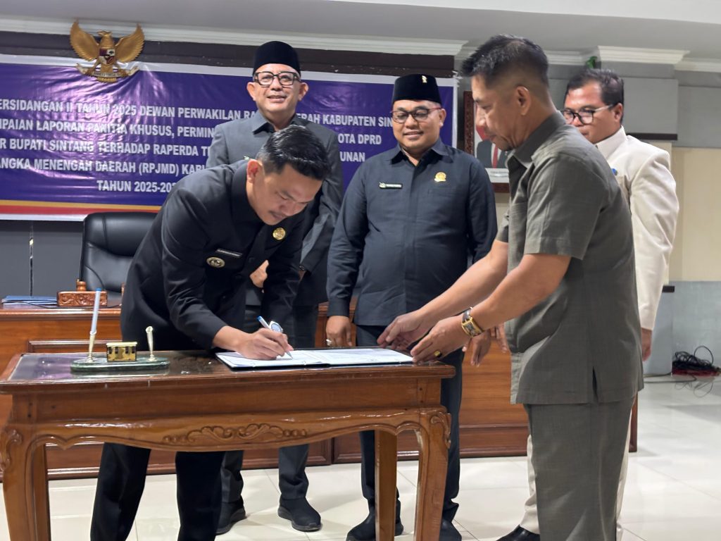 Wakil Bupati Sintang, Florensius Ronny hadir dalam Rapat Paripurna ke-9, masa persidangan ke II tahun 2025 DPRD Kabupaten Sintang pada Rabu, 16 Juli 2025.