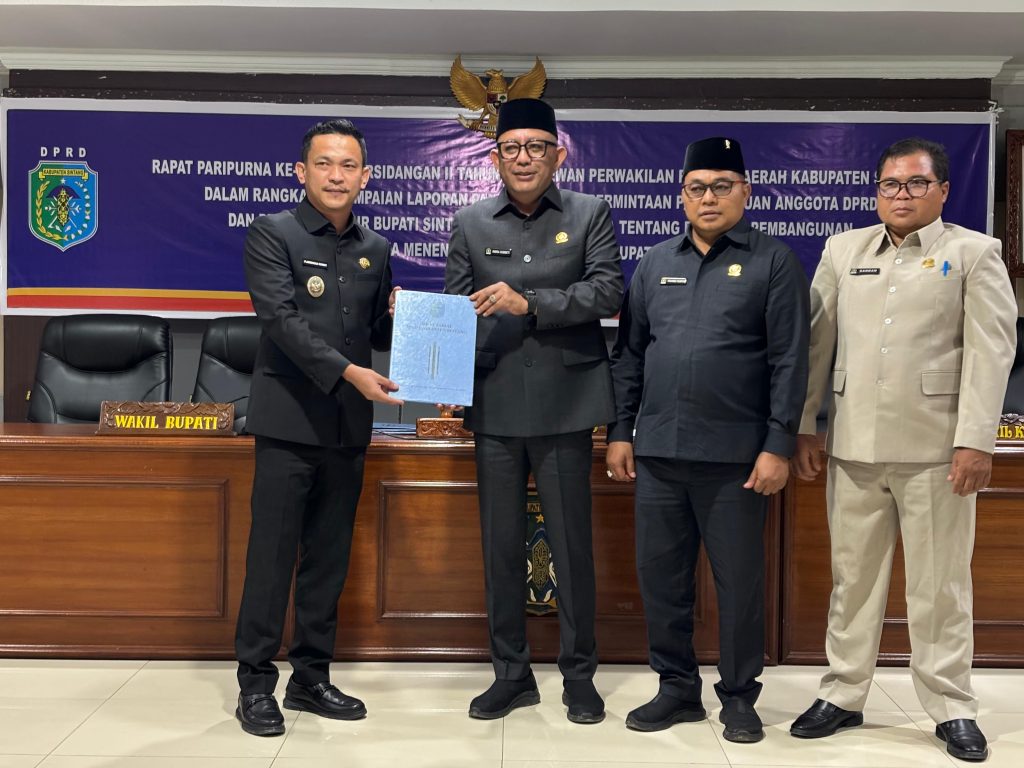 Wakil Bupati Sintang, Florensius Ronny bersama Ketua DPRD Sintang, Indra Subekti; Wakil Ketua DPRD Sandan; dan Wakil Ketua DPRD, Yohanes Rumpak  dalam rapat paripurna di Kantor DPRD Sintang, pada Rabu, 16 Juli 2025.