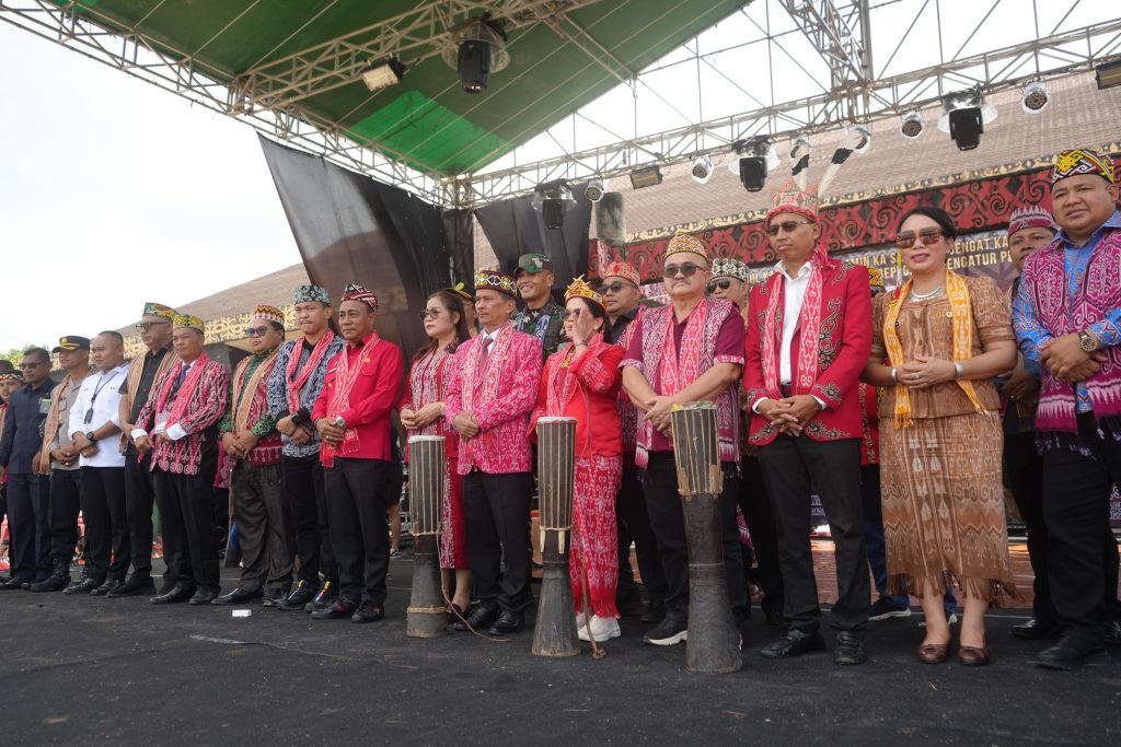 Wakil Gubernur Kalbar, Krisantus Kurniawan bersama Bupati Sintang, Gregorius Herkulanus Bala dan Wakil Bupati Sintang, Florensius Ronny saat menghadiri Pekan Gawai Adat Dayak ke-XII Kabupaten Sintang di Rumah Betang Tampun Juah, Jerora 1 pada Rabu, 16 Juli 2025.