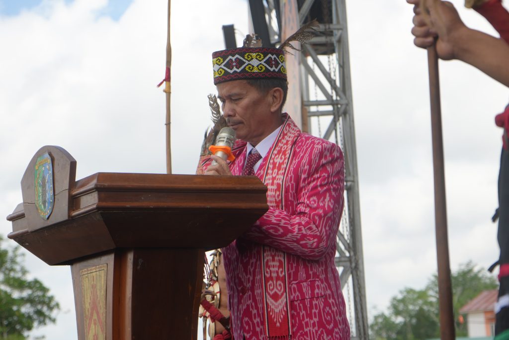 Bupati Sintang, Gregorius Herkulanus Bala berpidato di acara Pekan Gawai Adat Dayak ke-XII di Rumah Betang Tampun Juah, Jerora 1 pada Rabu, 16 Juli 2025.