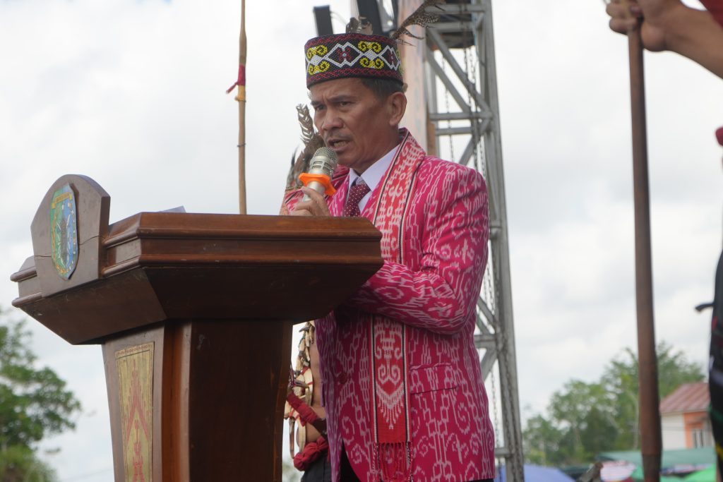 Bupati Sintang, Gregorius Herkulanus Bala berpidato Pekan Gawai Adat Dayak ke-XII Kabupaten Sintang pada Rabu, 16 Juli 2025 di Rumah Betang Tampun Juah, Jerora 1.