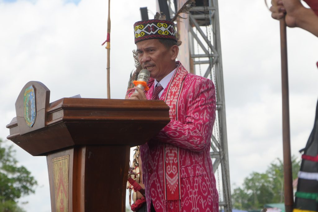 Bupati Sintang, Gregorius Herkulanus Bala, membuka Pekan Gawai Adat Dayak ke-XII Kabupaten Sintang di Rumah Betang Tampun Juah, Jerora 1 pada Rabu, 16 Juli 2025.