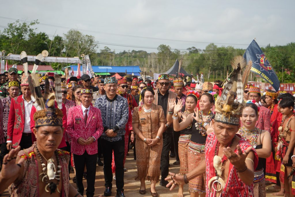 Bupati Sintang, Gregorius Herkulanus Bala dan Wakil Bupati Sintang, Florensius Ronny hadir di acara pembukaan Pekan Gawai Adat Dayak ke-XII yang digelar di Rumah Betang Tampun Juah, Jerora 1 pada Rabu 16 Juli 2025.