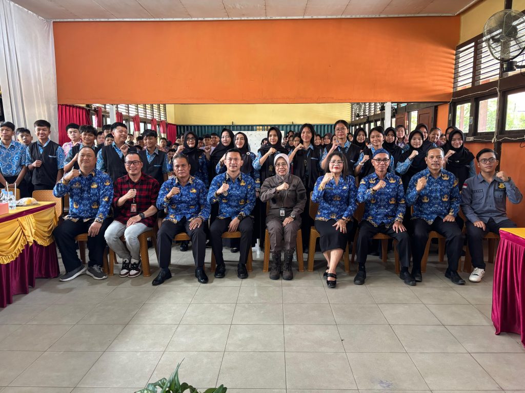 Wakil Bupati Sintang, Florensius Ronny, Kepala Kejaksaan Negeri Sintang Erni Yusnita dan Kepala Dinas Pendidikan Kabupaten Sintang, Yustinus bersama guru dan siswa SMP 1 Sintang pada Kamis, 17 Juli 2025.