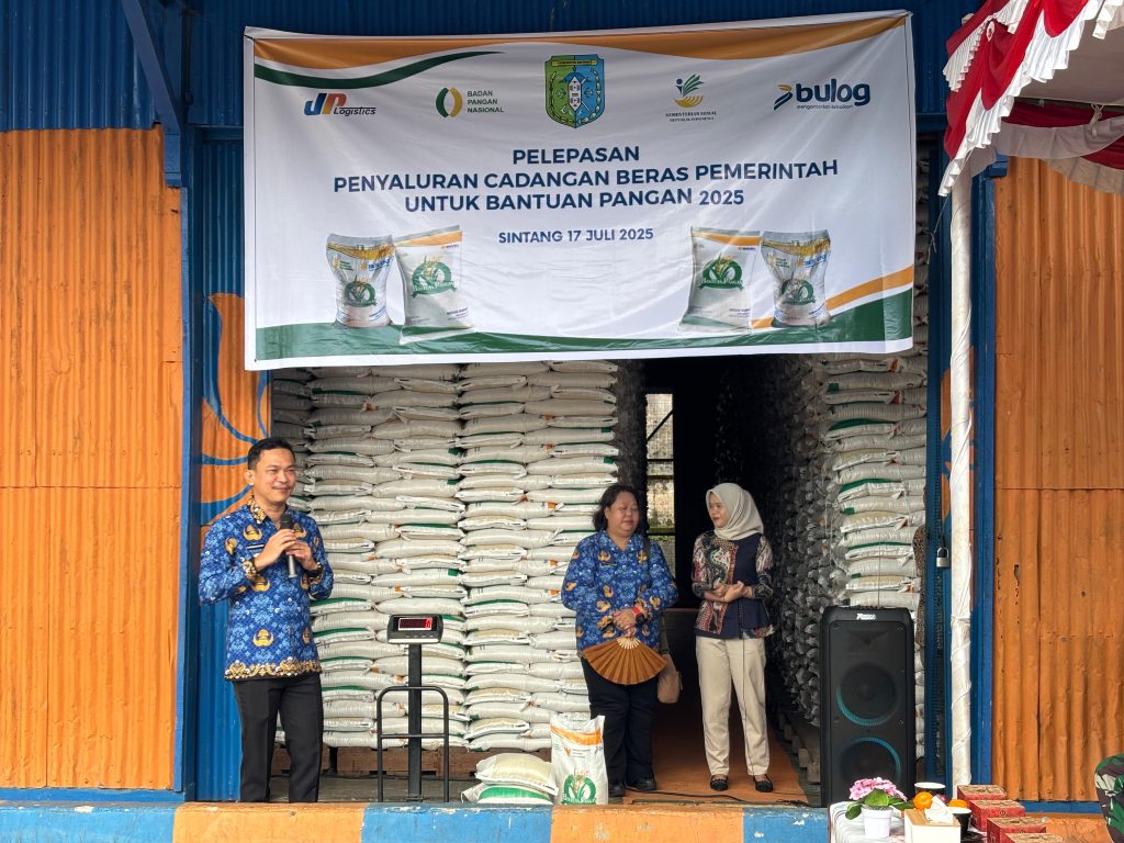 Wakil Bupati Sintang, Florensius Ronny menghadiri launching perdana penyaluran Cadangan Beras Pemerintah (CBP) pada Kamis, 17 Juli 2025.