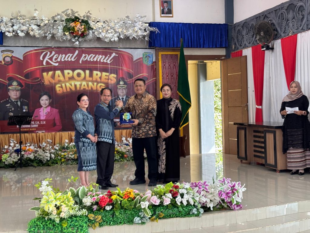 Bupati Sintang, Gregorius Herkulanus Bala bersama mantan Kapolres Sintang, AKBP I Nyoman Artawan dalam acara kenal pamit Kapolres Sintang di Pendopo Bupati Sintang pada Sabtu, 19 Juli 2025.