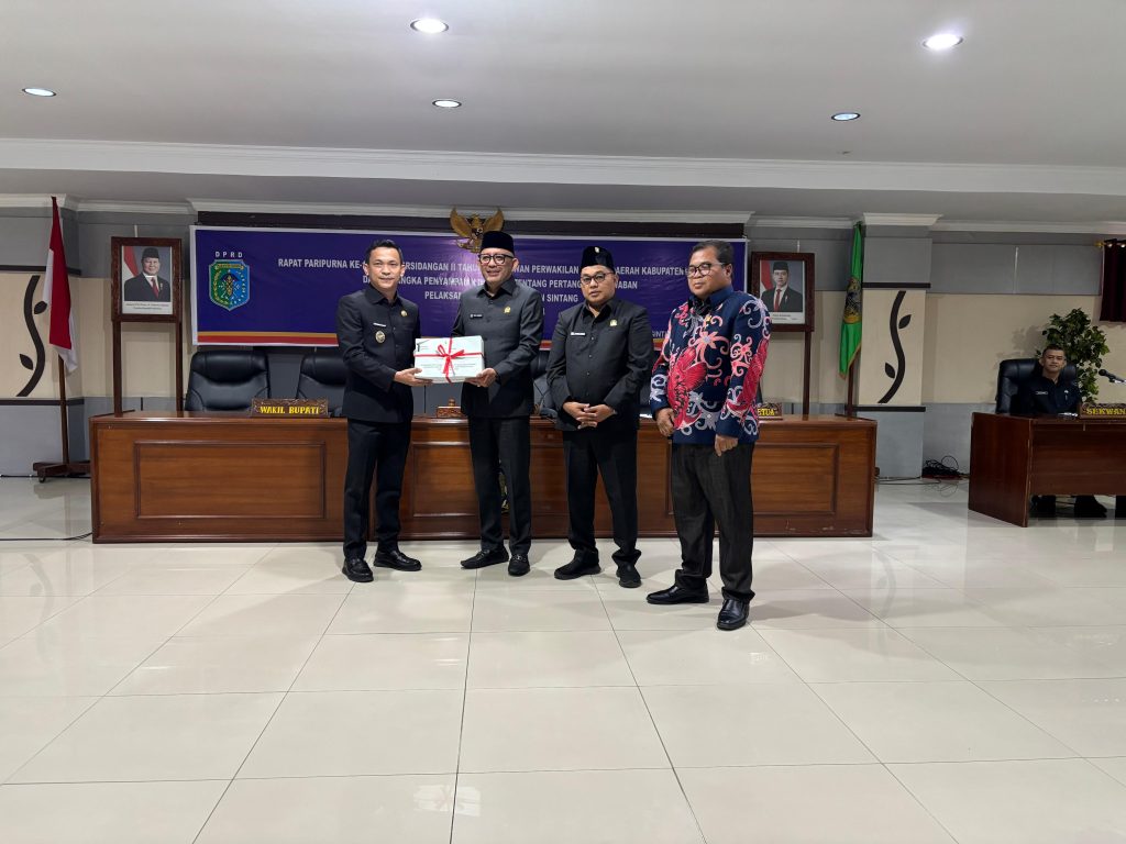 Wakil Bupati Sintang, Florensius Ronny bersama Ketua DPRD Sintang, Indra Subekti, Wakil Ketua DPRD Sandan dan Wakil Ketua DPRD Yohanes Rumpak dalam Rapat Paripurna ke-10 masa persidangan II tahun 2025 pada Senin, 21 Juli 2025 di Kantor DPRD Sintang.