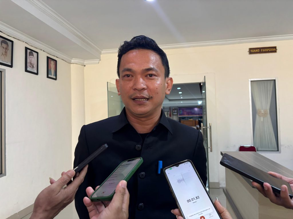 Wakil Bupati Sintang, Florensius Ronny saat diwawancarai media di Kantor DPRD Sintang pada Senin, 21 Juli 2025. 