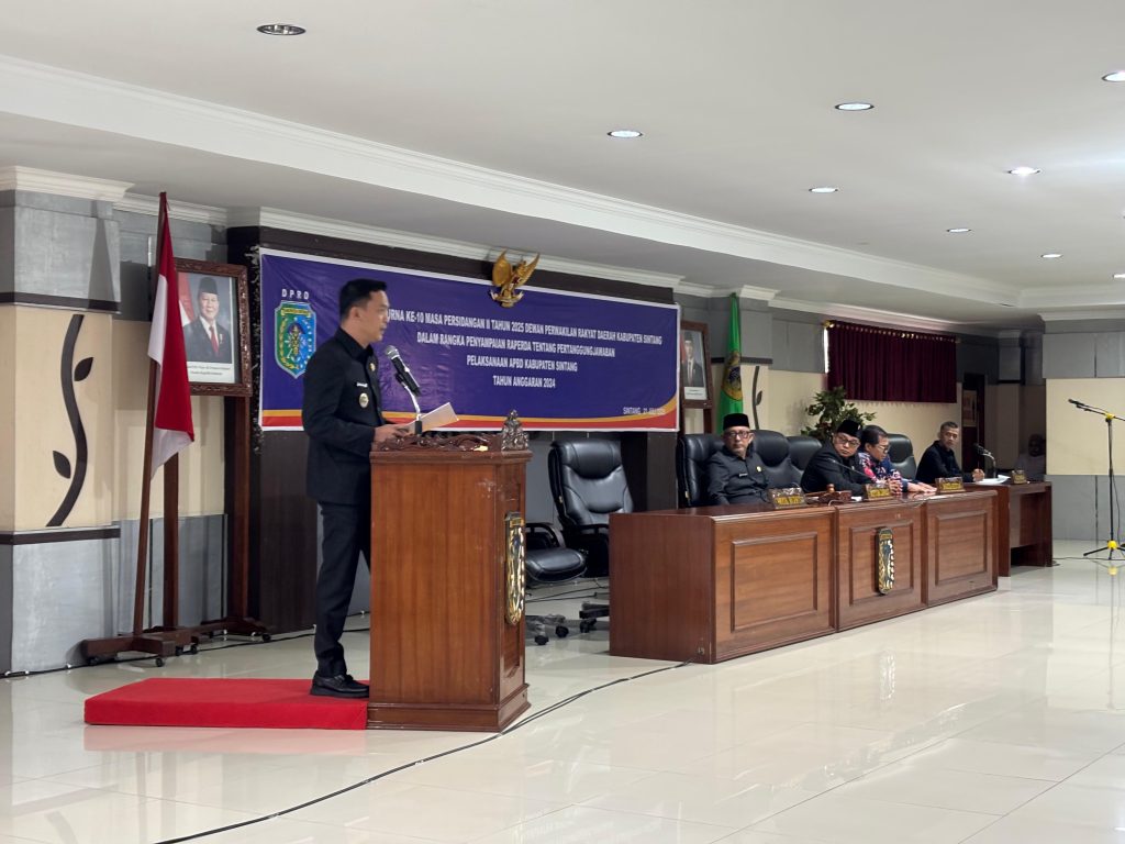 Wakil Bupati Sintang, Florensius Ronny membacakan laporan dalam Rapat Paripurna ke-10 pada Senin, 21 Juli 2025 di Kantor DPRD Sintang.