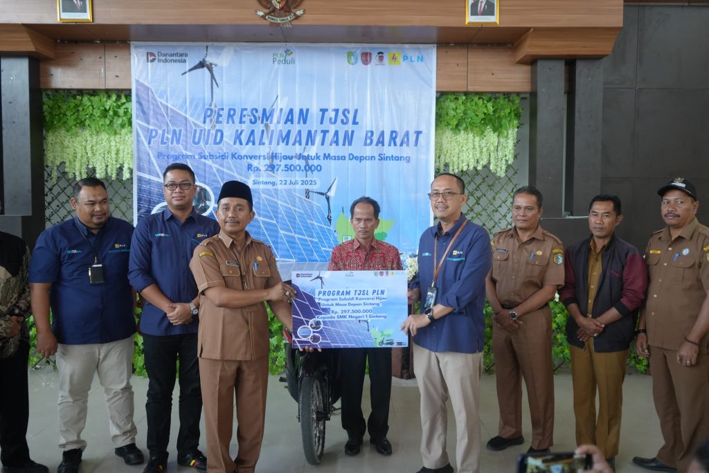 Bupati Sintang, Gregorius Herkulanus Bala menghadiri acara di SMK Negeri 1 Sintang, pada Selasa, 22 Juli 2025.