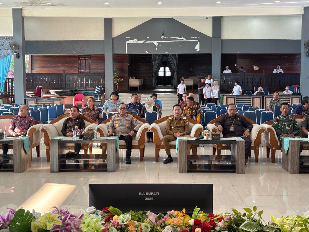 Wakil Bupati Sintang, Florensius Ronny menghadiri peluncuran logo dan tema Hari Ulang Tahun (HUT) ke-80 Kemerdekaan Republik Indonesia oleh Presiden Prabowo lewat zoom pada Rabu, 23 Juli 2025.