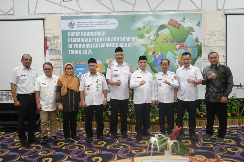 Gubernur Kalimantan Barat, H. Ria Norsan bersama Bupati Sintang, Gregorius Herkulanus Bala dan Kepala Daerah lain mengikuti agenda "Rapat Koordinasi Pembinaan Pengelolaan Sampah se-Provinsi Kalimantan Barat" pada Rabu, 23 Juli 2025.