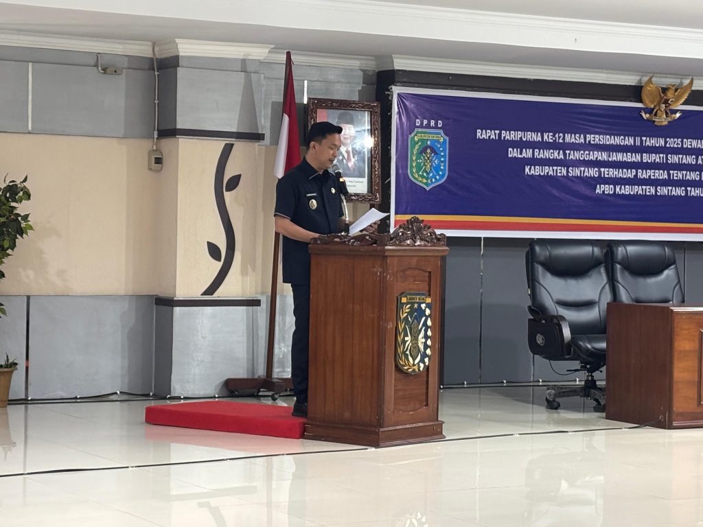 Wakil Bupati, Florensius Ronny menghadiri Rapat Paripurna pada Selasa, 22 Juli 2025 di Gedung DPRD Kabupaten Sintang.